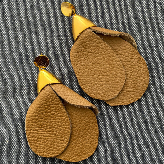 Aretes Artesanales Petalos Cuero