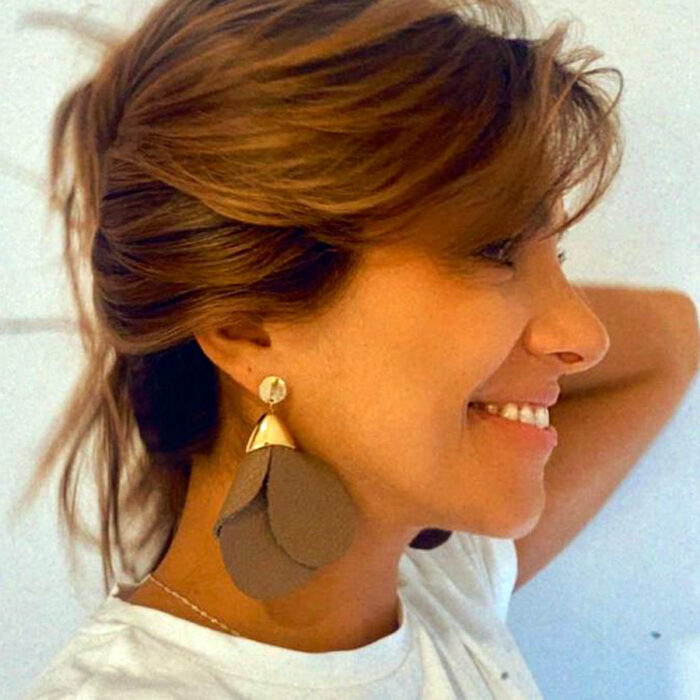 Aretes Artesanales Petalos Cuero - Imagen 3