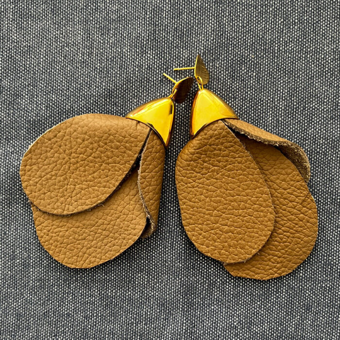 Aretes Artesanales Petalos Cuero - Imagen 2