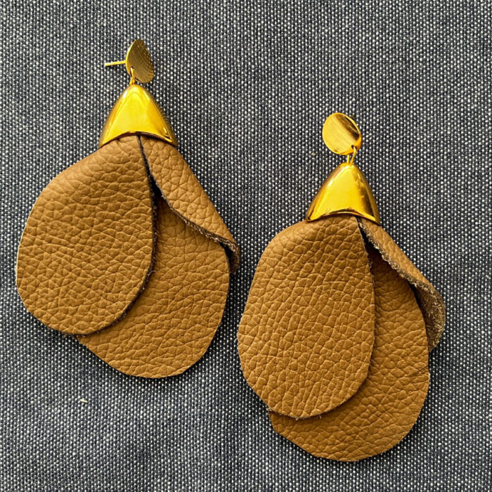 Aretes Artesanales Petalos Cuero - Imagen 4